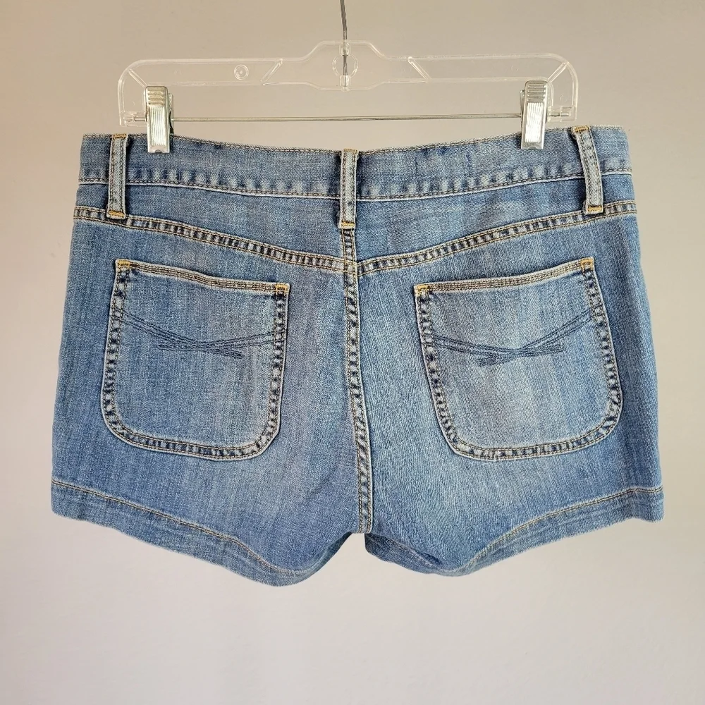 THE GAP // 1969 mid waist 5 pocket zippered side slit raw hem denim jean shorts